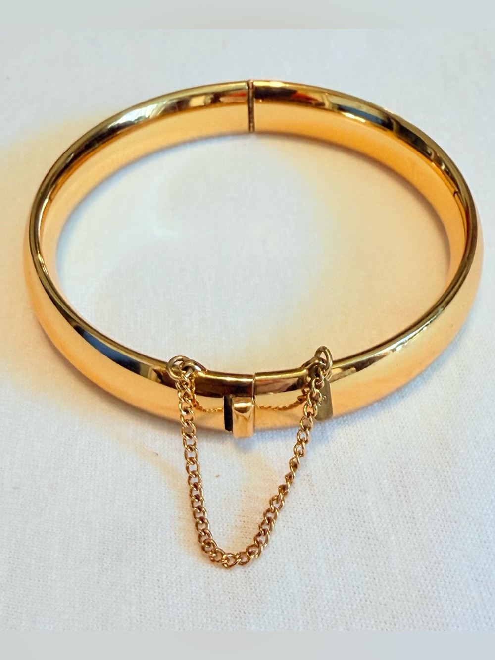 Vintage MONET © Gold Tone Hinged Bangle Bracelet Safety Chain Signed J027